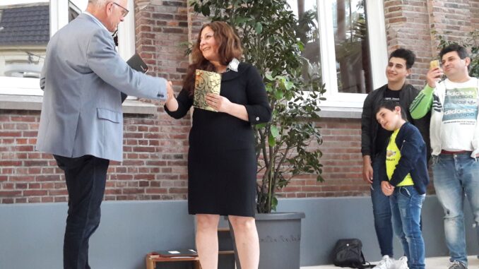 20170607 schrijfwedstrijd Gerard Cox dir Bieb publieksprijs winnares Yasmin Haidar Khalaf (2)